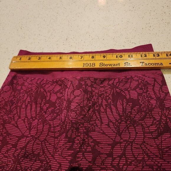 fabletics Cropped leggings small Pink Floral Stretchy - Picture 4 of 5